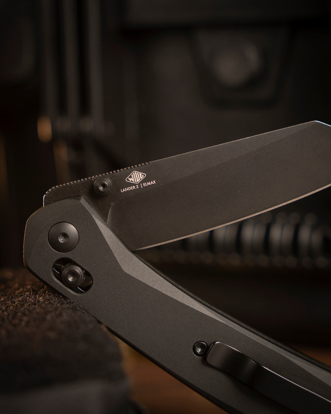 Lander 2 Reverse Tanto - Aluminio Negro - Elmax